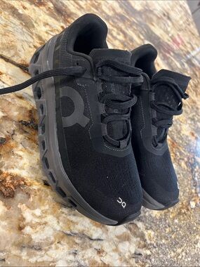 Women's On Cloudmonster Black Size 7